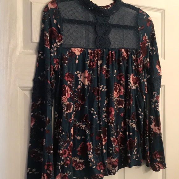 Taylor & Sage Tops - Floral Dressy Top